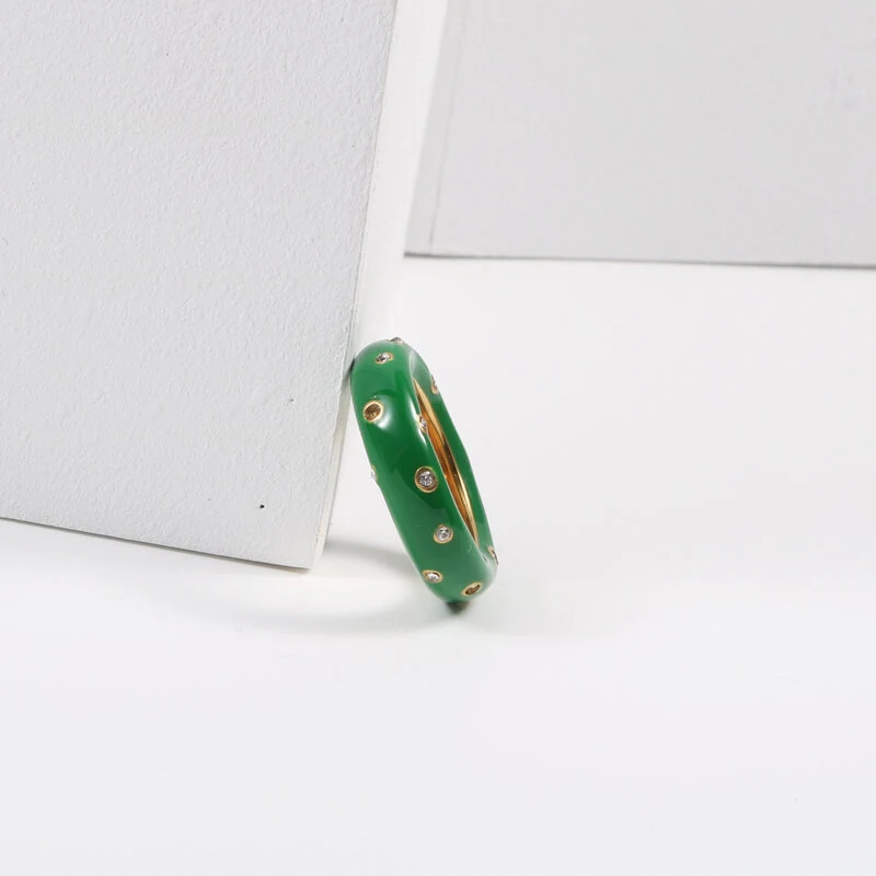 Anello smaltato verde da donna in acciaio titanio, elegante e durevole. Gioiello raffinato per un look moderno. Un accessorio essenziale.