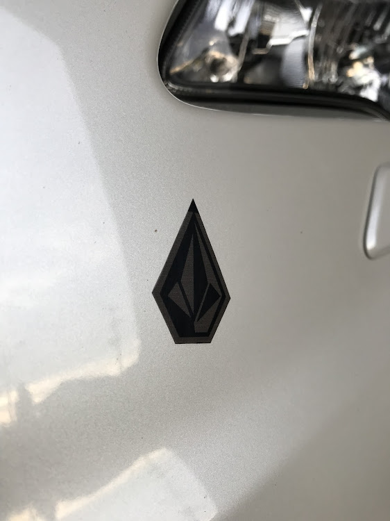 XVのvolcom・タトゥー・ボムステッカー・涙・ホリデースタイルに関するカスタム事例の投稿画像4枚目