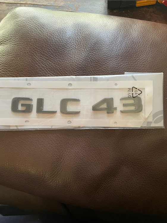 GLCの純正ブラックエンブレム・ヘッドライトひび割れ・GLC43・GLC・純正カーテシランプに関するカスタム事例の投稿画像4枚目