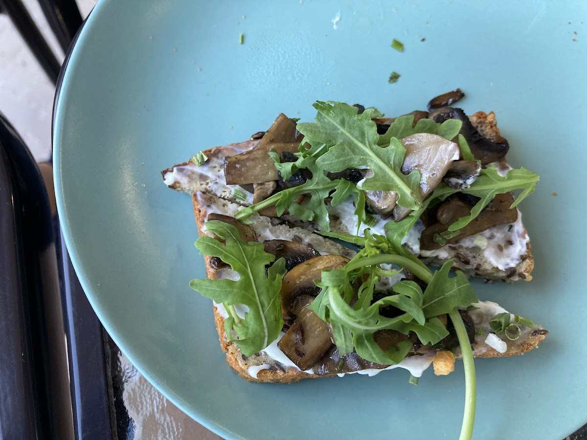 Toast with cream cheese and mushrooms