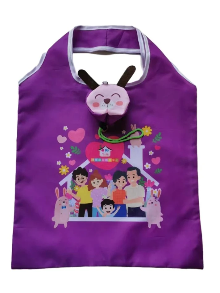 Bolsa de compras dobrável portátil em formato de morango, reutilizável e compacta. Perfeita para compras, viagens e praticidade.