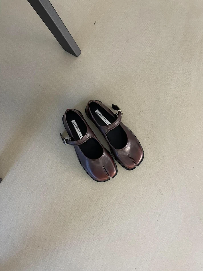 Scarpe da donna in pelle a tinta unita con tacco medio e scollo basso, perfette per un look elegante e comodo, adatte a ogni occasione.
