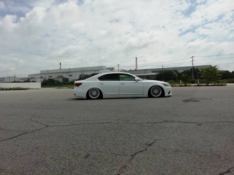 LSの車高調整・BBS・スーパーローキット・ツライチに関するカスタム事例の投稿画像4枚目