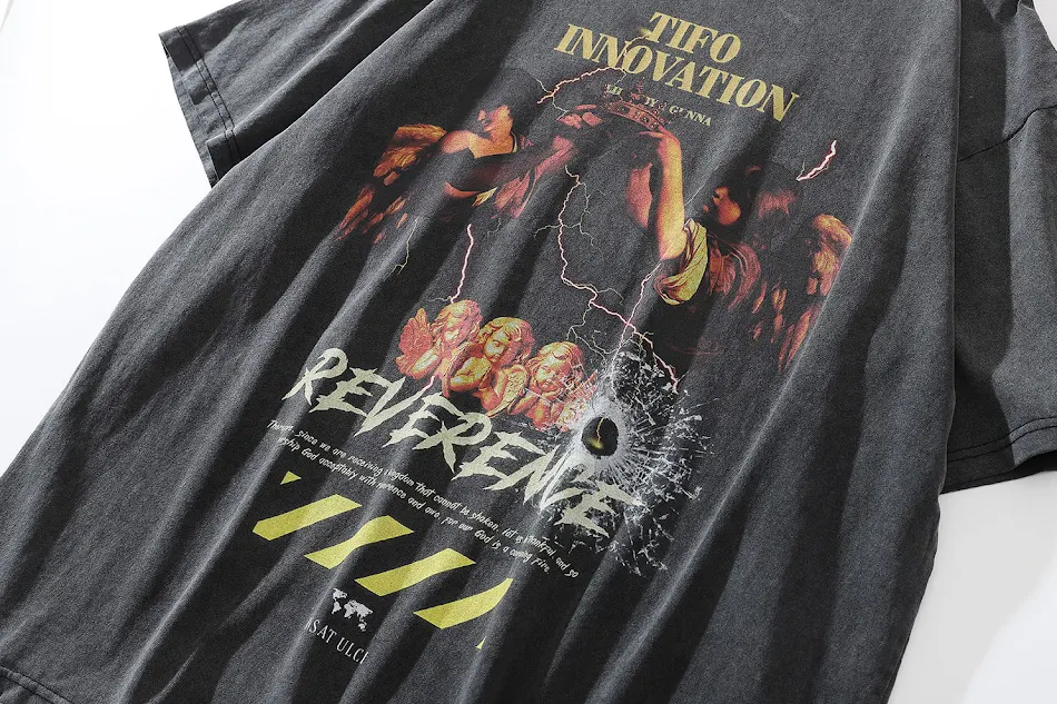 Heren T-shirt met korte mouwen en goth character print, voor een edgy look, comfortabel om te dragen en perfect voor dagelijks gebruik.