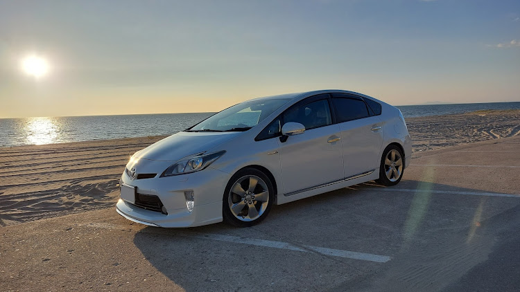プリウスの海と夕陽と愛車・テール購入・新たなアイテム入荷🤭に関するカスタム事例の投稿画像1枚目