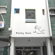 Funny Seals Cafe