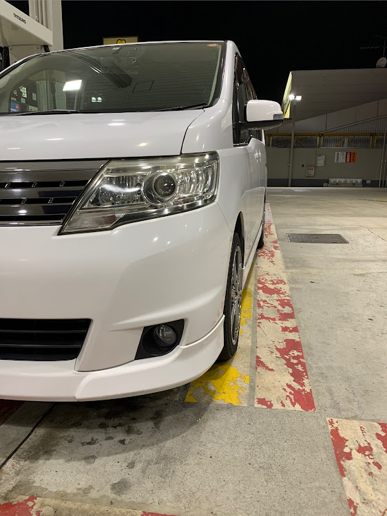 セレナのガソスタ映え・奈良・純正流用・投稿の秋・給油してきたに関するカスタム事例の投稿画像1枚目