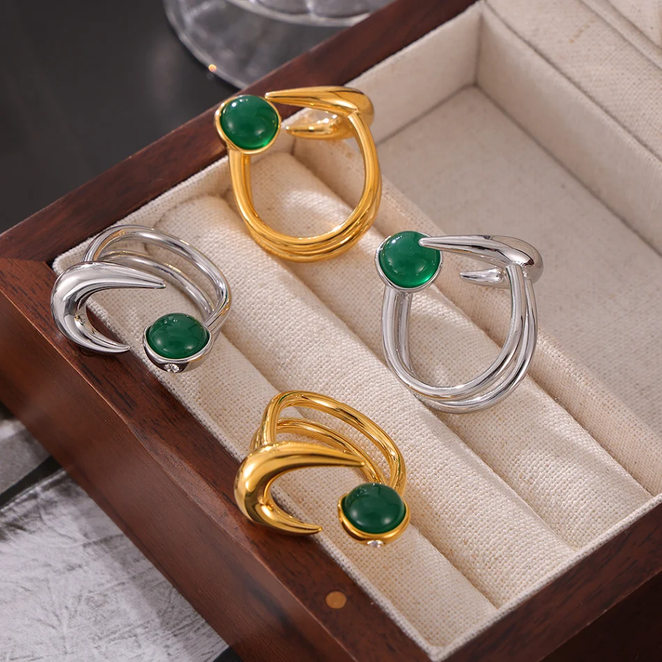 Open ring van dubbellaags titaniumstaal, stijlvol design, robuust en lichtgewicht, perfect voor dagelijks gebruik. Een moderne accessoire.