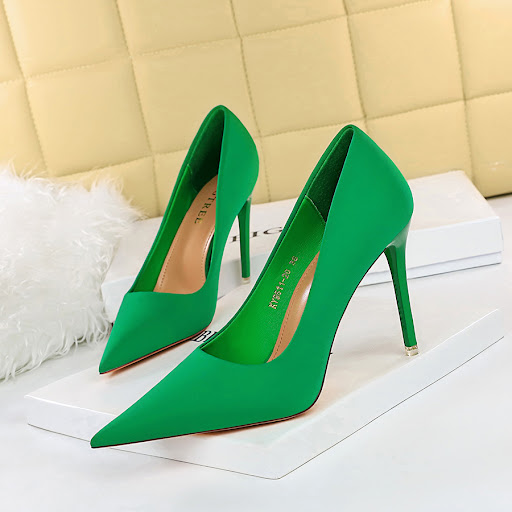 Title 7, Modieuze, eenvoudige stiletto pumps met spitse ...