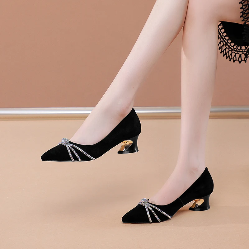 Escarpins femme printemps, talons épais, bout pointu, en cuir suédé givré. Chaussures à talon moyen pour un look mode et chic.