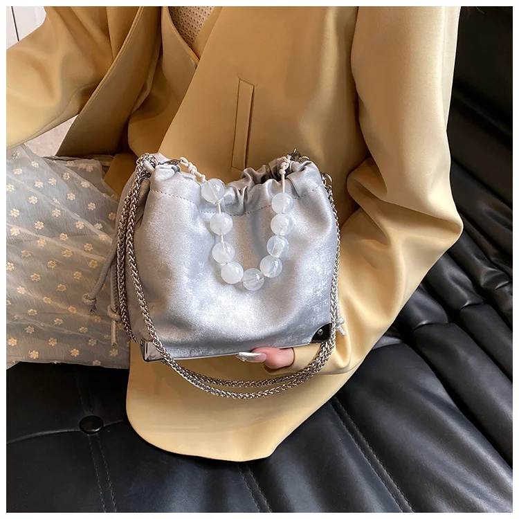Sac seau portable simple à chaîne pour femmes Un sac pratique et élégant pour vos essentiels. Léger et facile à transporter, idéal pour un usage quotidien.