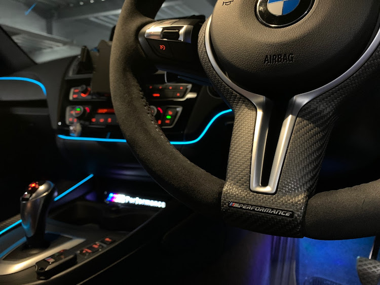 M2のステアリング交換・目標のカスタム・アルカンターラ・ディスプレイ付き・ラップタイマー付きに関するカスタム事例の投稿画像4枚目