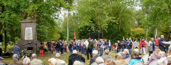 Gedenkende und Denkmal.