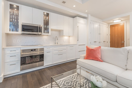 Modern white kitchen with seating area - Luxury property for sale in Boston