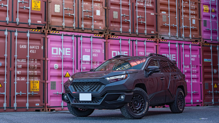 RAV4のヘッドライト移植・モンスタ RTハイブリッド・ルーフレール・VRARVA MARSに関するカスタム事例の投稿画像1枚目