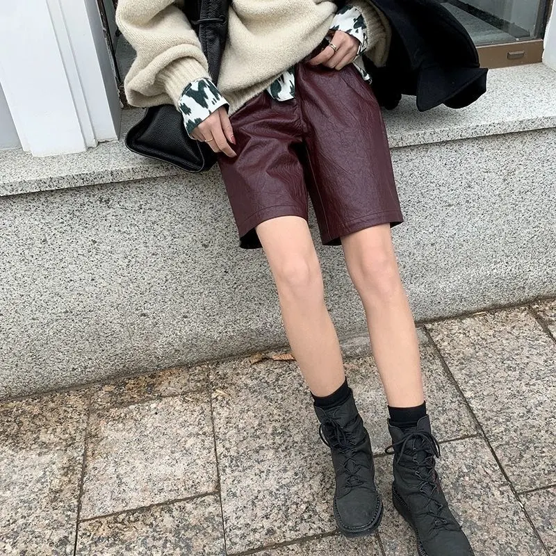 Calças femininas de cintura alta, folgadas e com pernas largas, moda casual retrô. Conforto e estilo para um visual descontraído.