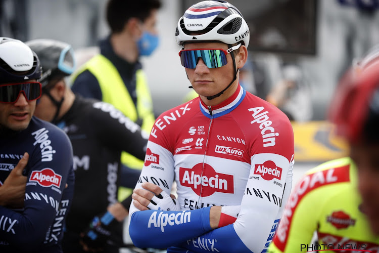 Mathieu van der Poel moedigt ploegmaats aan langs de kant van de weg in Scheldeprijs