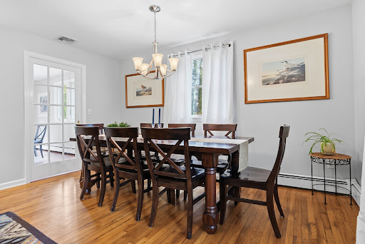 Dining room with wooden table and chairs - Prestige property for sale in Ridgefield, 4 bedrooms