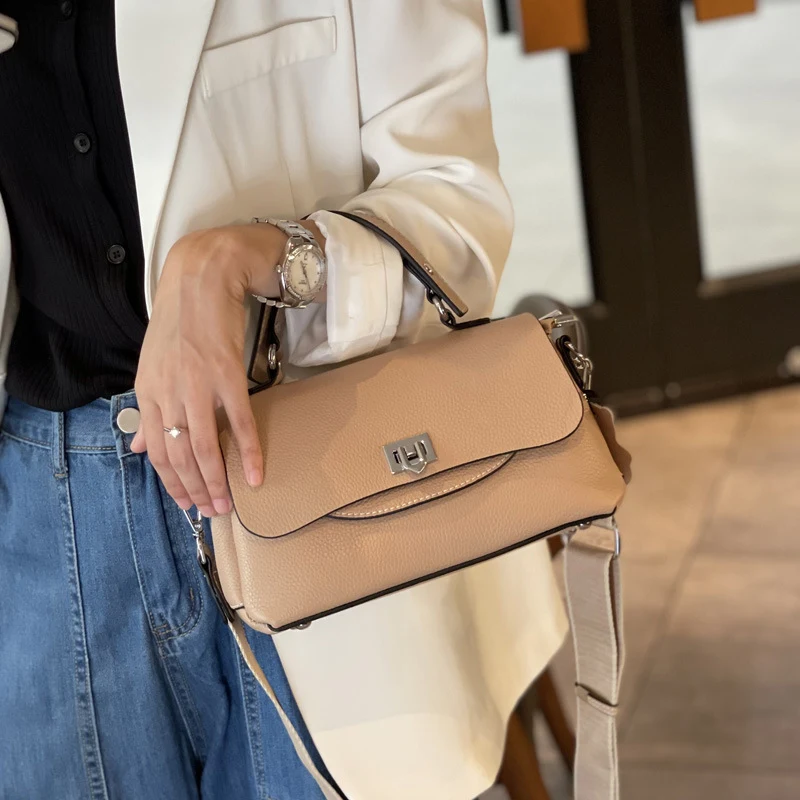 Bolsa feminina de couro macio, grande capacidade e versátil. Acompanhe seu dia a dia com elegância e praticidade, levando tudo o que precisa com conforto.