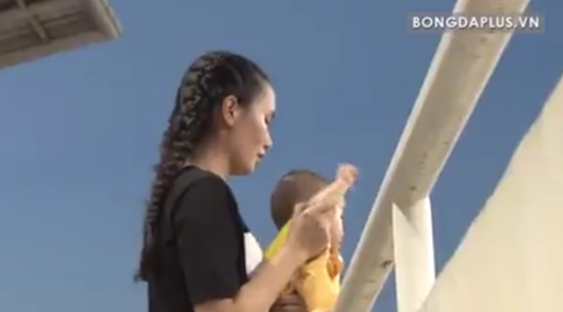 Huyền My cùng con trai thường xuyên đến để cổ vũ cho Văn Quyết trong những trận đấu lớn
