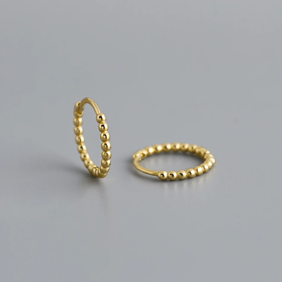 S925 sterling zilveren oorclips met ronde polka dots, verkrijgbaar in meerdere maten, voor een stijlvolle en speelse look.