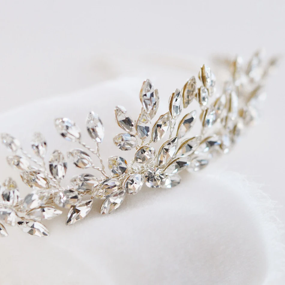 Coroa Tiara Vestido Acessórios Luxo Leve Adicione um toque de sofisticação e glamour ao seu visual com esta coroa e acessórios de luxo.