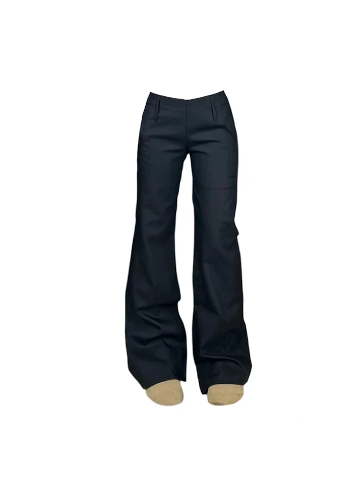 Nove crne pantalone od odela za žene, nizak struk, blago zvonaste, slim fit, sa elegantnim drapiranjem za moderan i privlačan izgled.