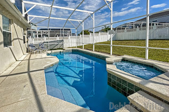 Easy access steps into the pool on Highlands Reserve