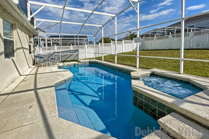 Easy access steps into the pool on Highlands Reserve