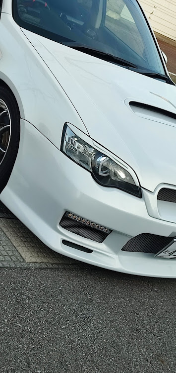 レガシィB4の駐車場でパシャリ・駐車場にて・カスタムヘッドライト・自作ヘッドライト・SUBARUに関するカスタム事例の投稿画像1枚目