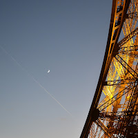 Falce di luna nel cielo di Parigi. (Tour Eiffel) di 