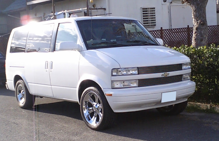 アストロのアメ車・20インチ・ホイール交換・DIYに関するカスタム事例の投稿画像1枚目