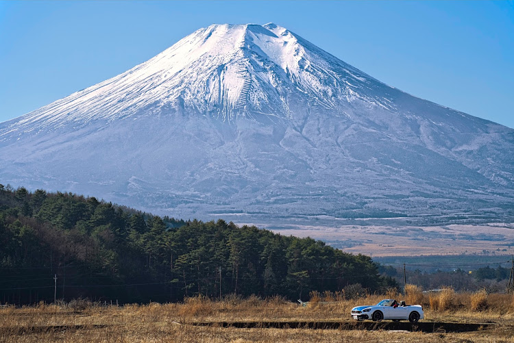 124スパイダーのアバルト124スパイダー・オープンカー・田舎の風景・富士山とコラボに関するカスタム事例の投稿画像1枚目
