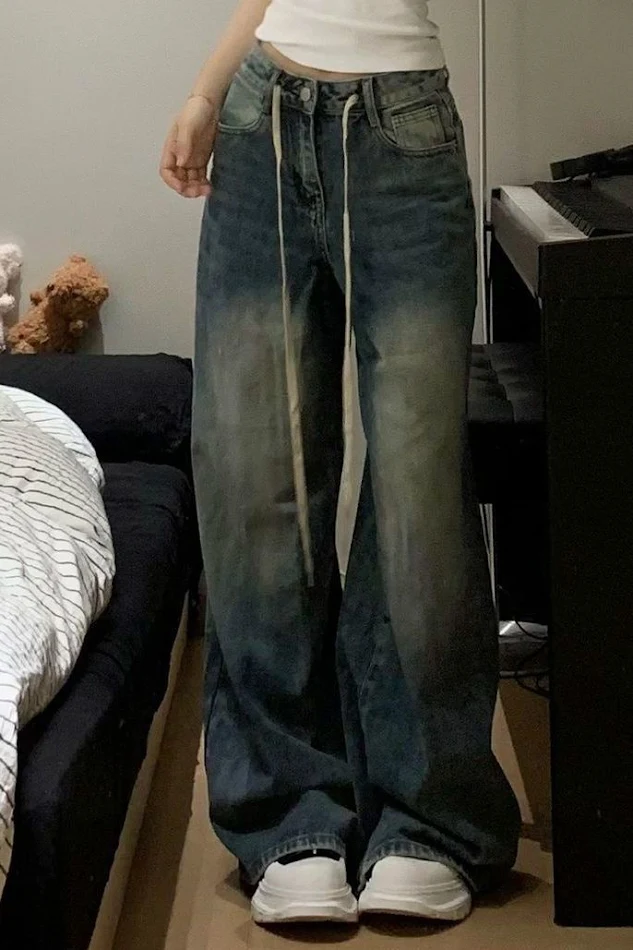 Rechte, losse, afslankende jeans met wijde pijpen, retro gewassen. Veelzijdig en gemakkelijk te combineren voor een flatterende en stijlvolle look.