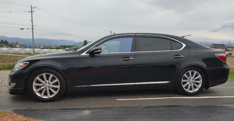 LSの６月もよろしくお願いします・ホイール交換・愛車の横顔に関するカスタム事例の投稿画像1枚目