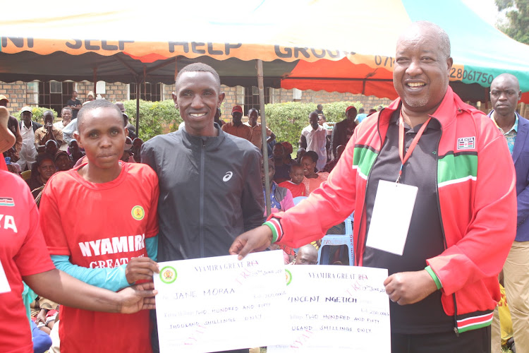 Governor Amos Nyaribo awards Jane Moraa and Vincent Ng'etich winners of Nyamira Great Run