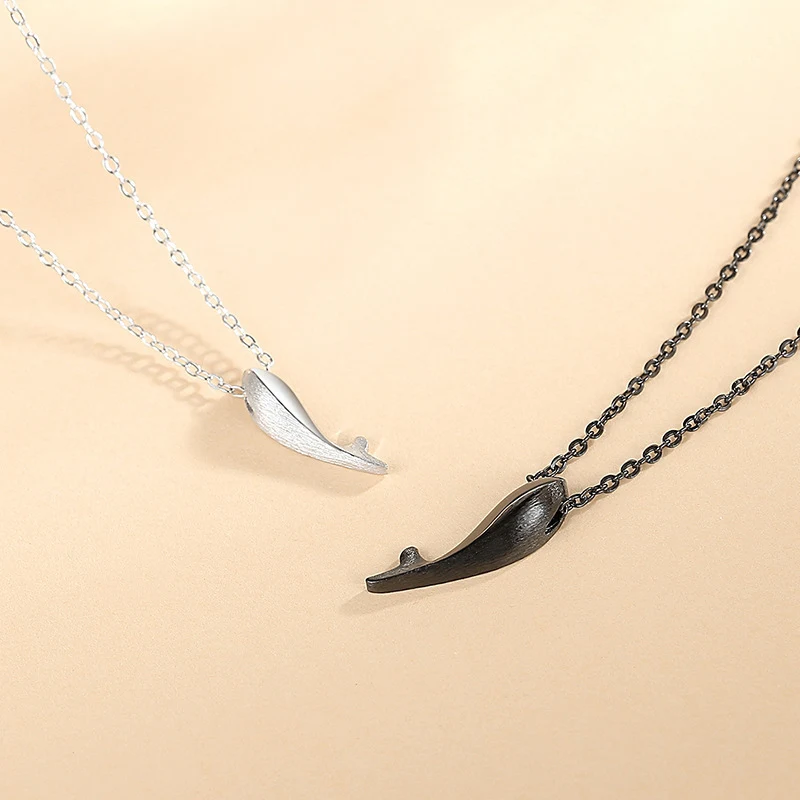 Collier couple Dauphins en argent sterling, symbole d'amour éternel et de lien spécial, pour célébrer l'affection.