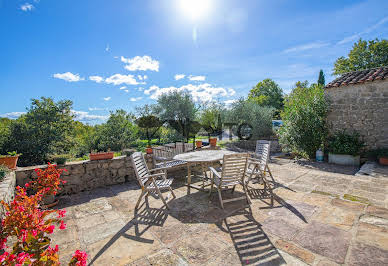 Propriété avec piscine et jardin 4