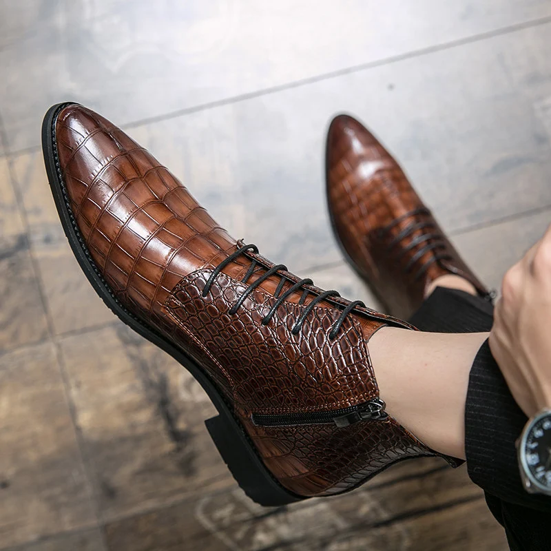 Zapatos de hombre casuales Hundred con patrón de piel de serpiente y punta en cuero. Elegancia y estilo para cualquier ocasión.