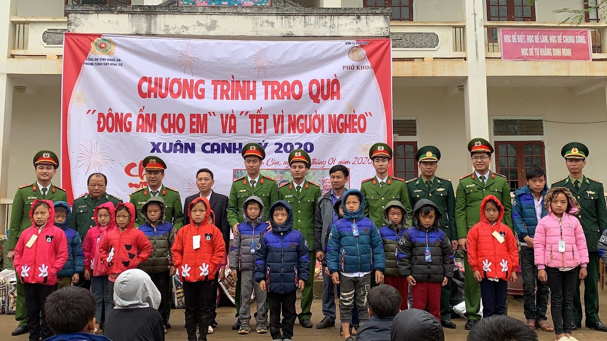 Tặng áo ấm và nhiều phần quà cho các em học sinh