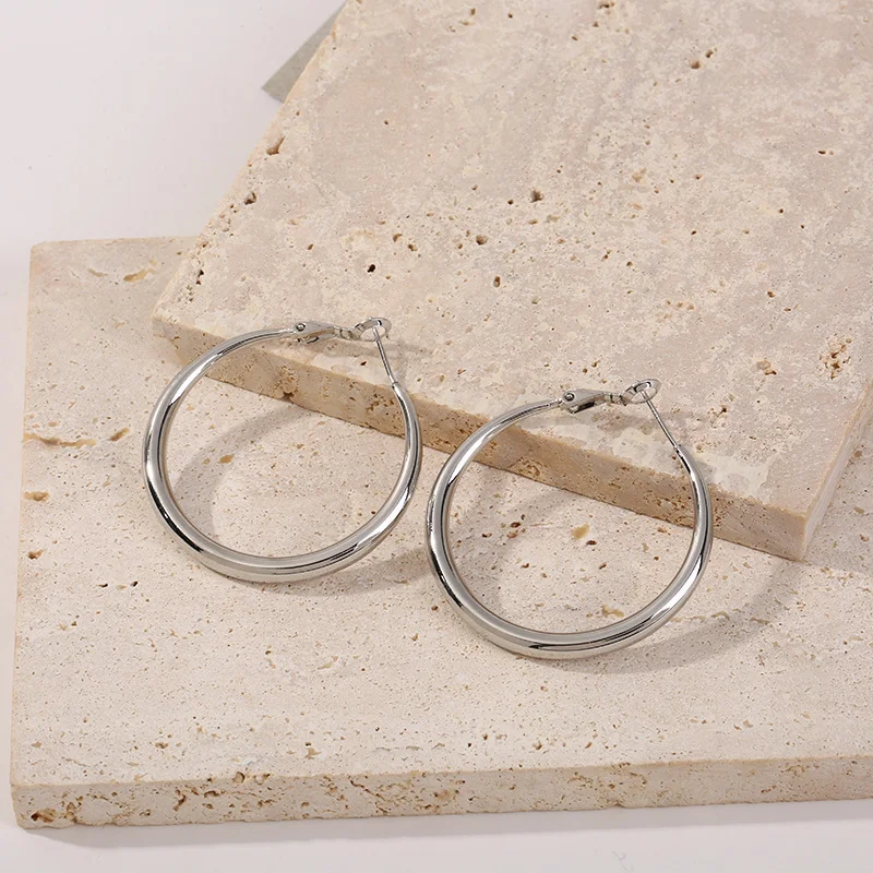 Boucles d'oreilles lisses dorées 18k en cuivre, créatives, style européen et américain exagéré, pour un look audacieux et tendance.
