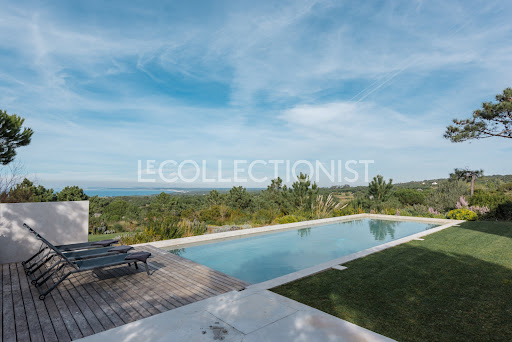 Luxury vacation rental house in Sesimbra (Portugal) - Outdoor pool with lounge chairs and sea view