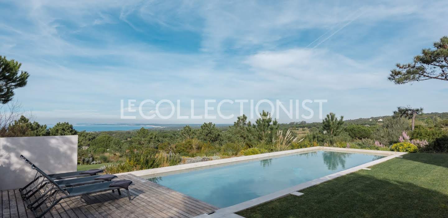 Luxury vacation rental house in Sesimbra (Portugal) - Outdoor pool with lounge chairs and sea view