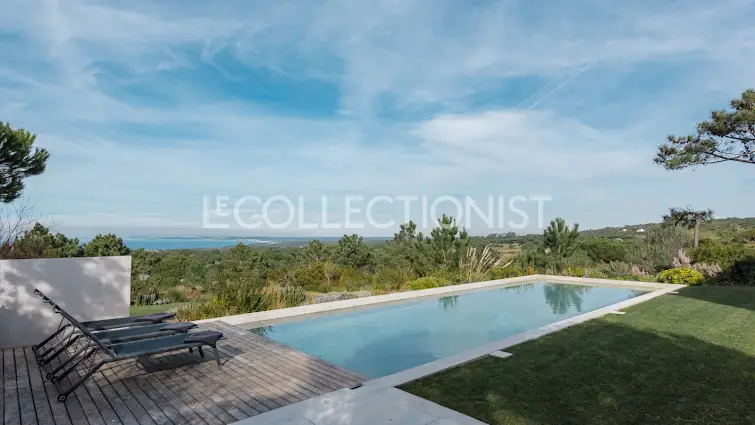 Luxury vacation rental house in Sesimbra (Portugal) - Outdoor pool with lounge chairs and sea view