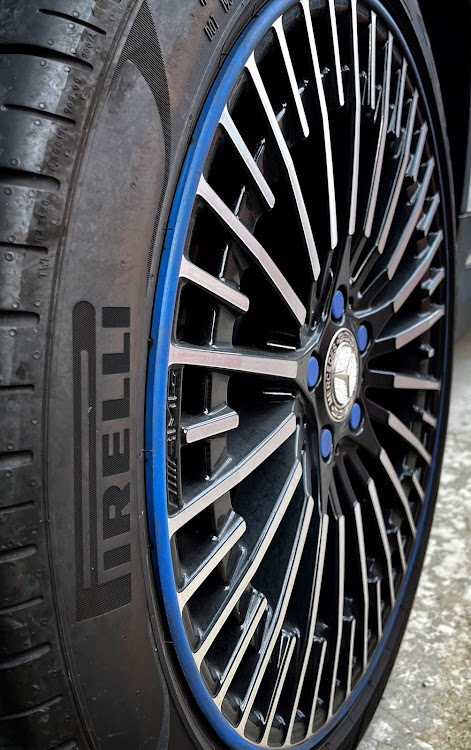 EQAのみんなでつくろうホイール図鑑・純正20インチ・お題に乗っかってみたに関するカスタム事例の投稿画像1枚目