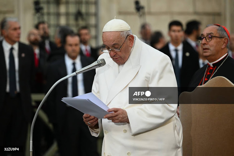 Pope Francis recites a prayer as he pays a traditional visit on December 8, 2022 to the statue dedicated to the Immaculate Conception near Piazza di Spagna in central Rome, celebrating the Solemnity of the Immaculate Conception. (Photo by Vincenzo PINTO / AFP)