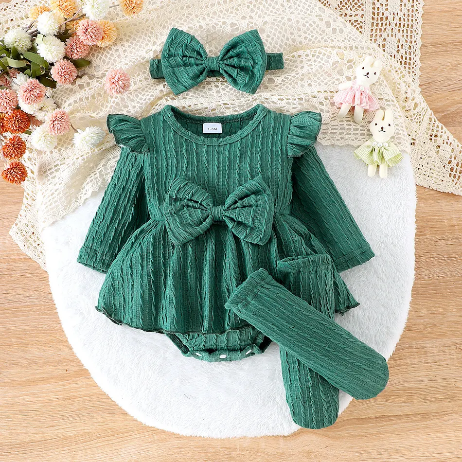 Barboteuse tricotée à manches longues et nœud papillon pour bébé fille, confortable et élégante pour toutes occasions.
