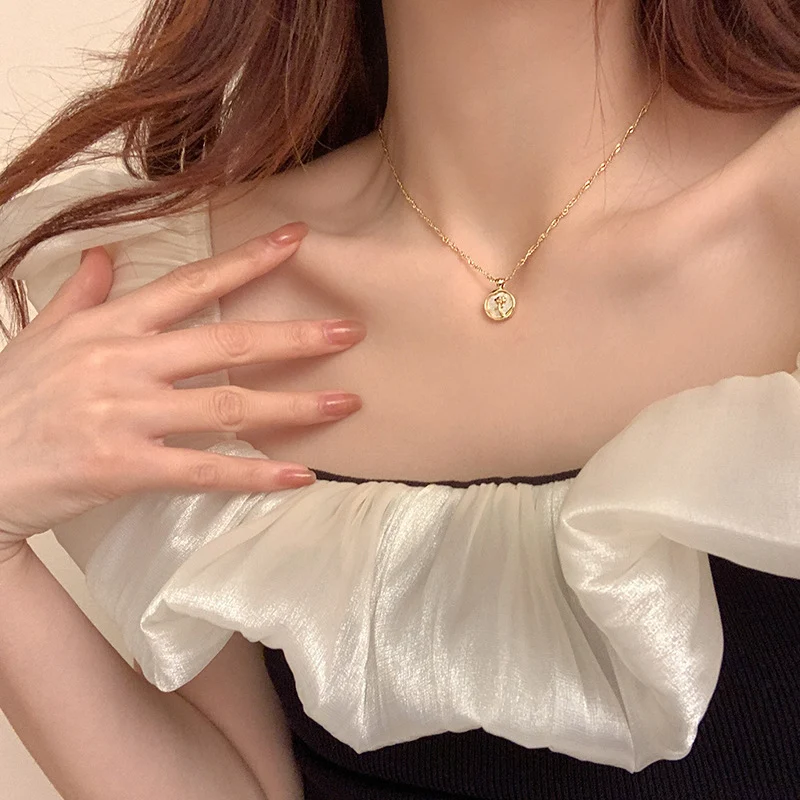 Collier fleur de perles style royal français plaqué or. Bijou rétro artistique pour une élégance intemporelle et raffinée.