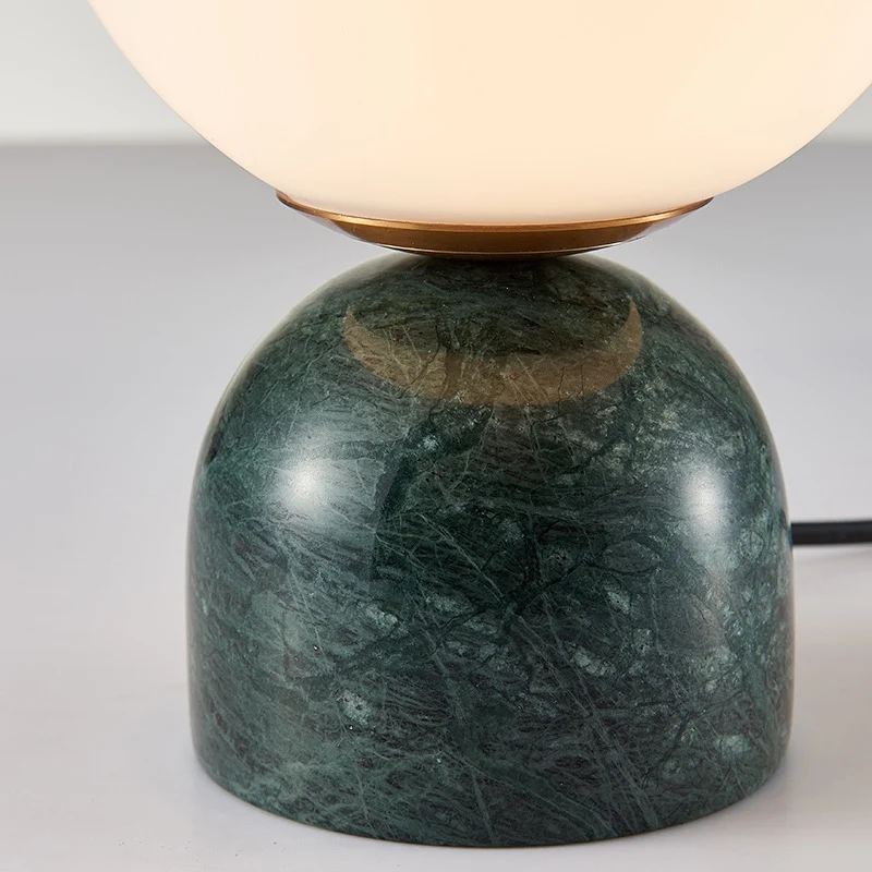 Lampada in marmo per soggiorno, camera da letto, comodino e studio con vetro. Illuminazione elegante e ambiente raffinato per la casa.