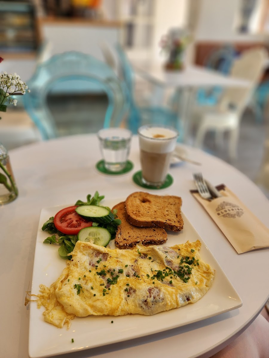 Omelette with GF toast